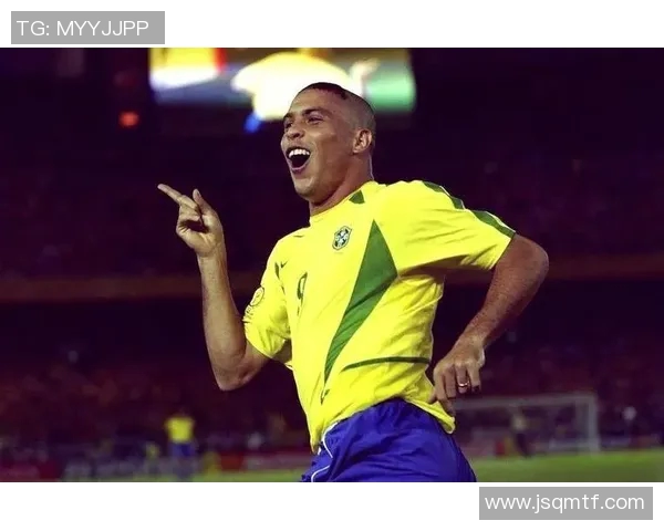 巴西小个子足球明星如何在绿茵场上创造传奇与辉煌