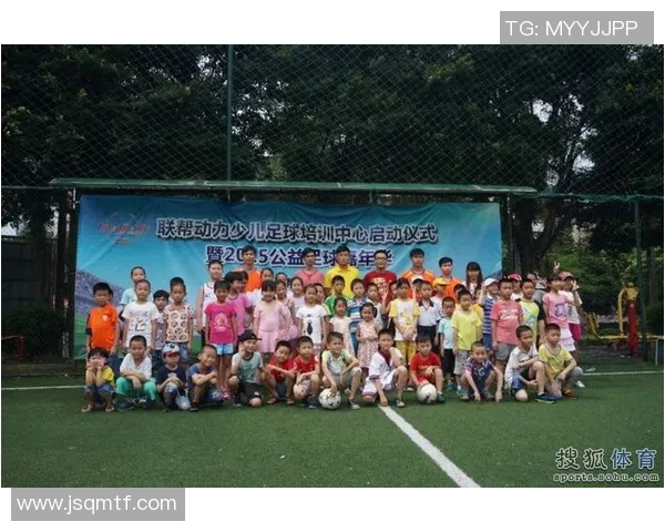 足球明星与抓娃娃的趣味瞬间高清图片分享让你感受不一样的魅力与乐趣